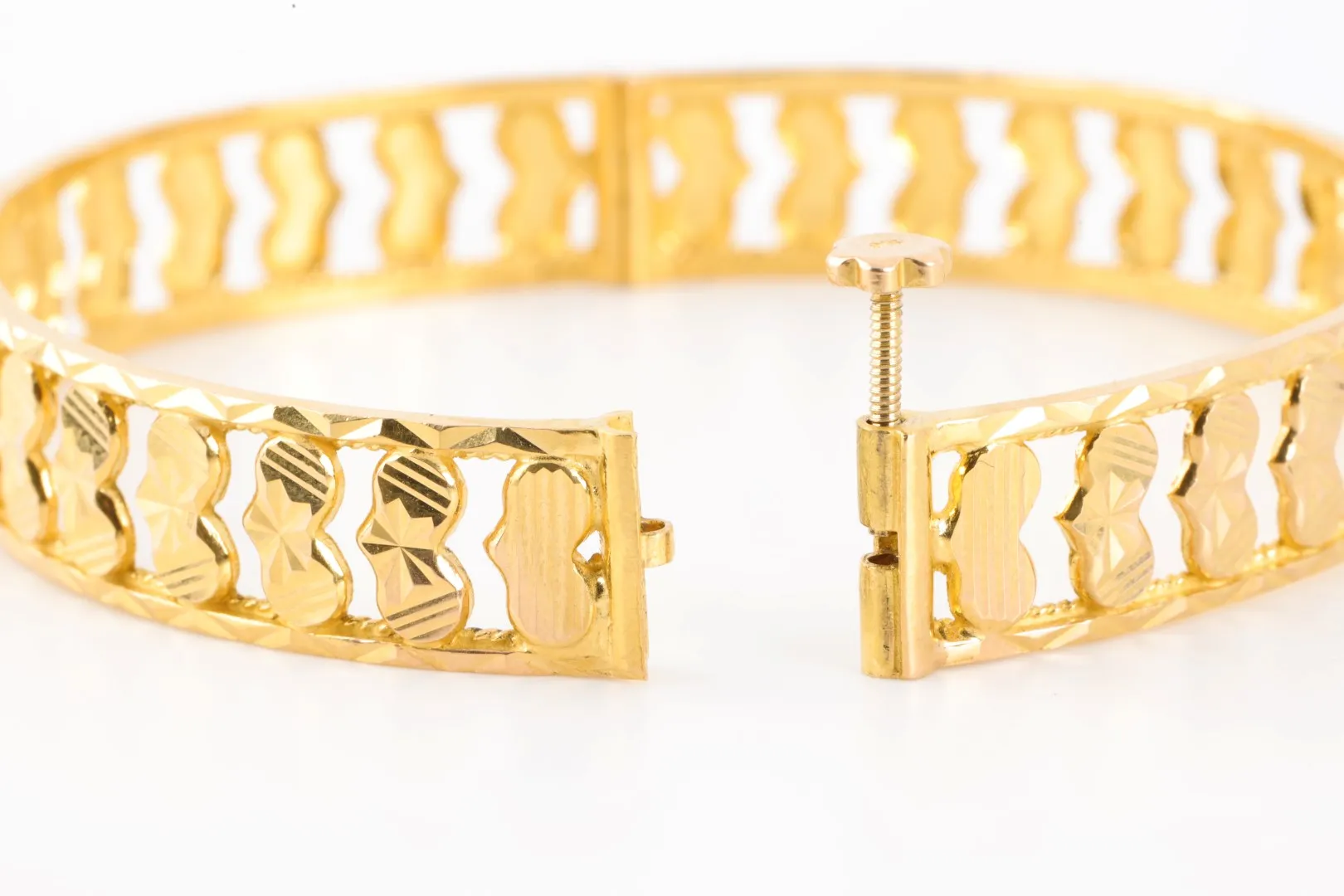 7.5" 22k Yellow Gold Bangle Bracelet (33.33g.)