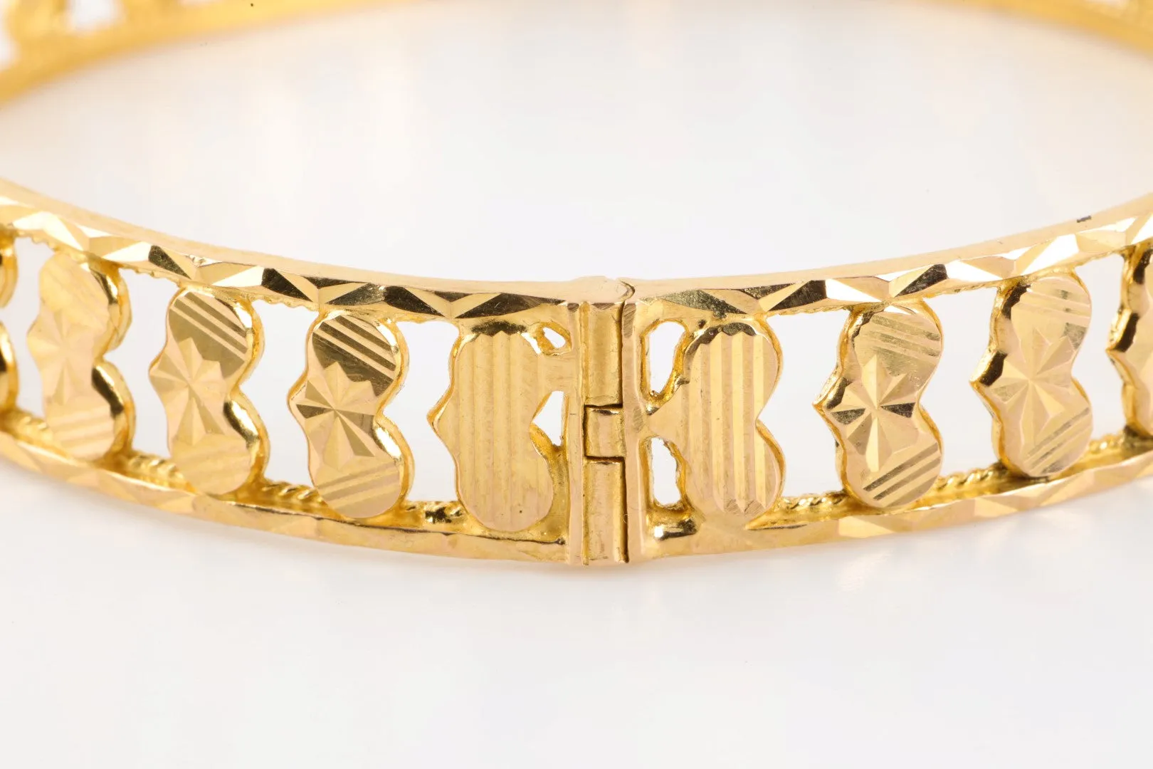 7.5" 22k Yellow Gold Bangle Bracelet (33.33g.)