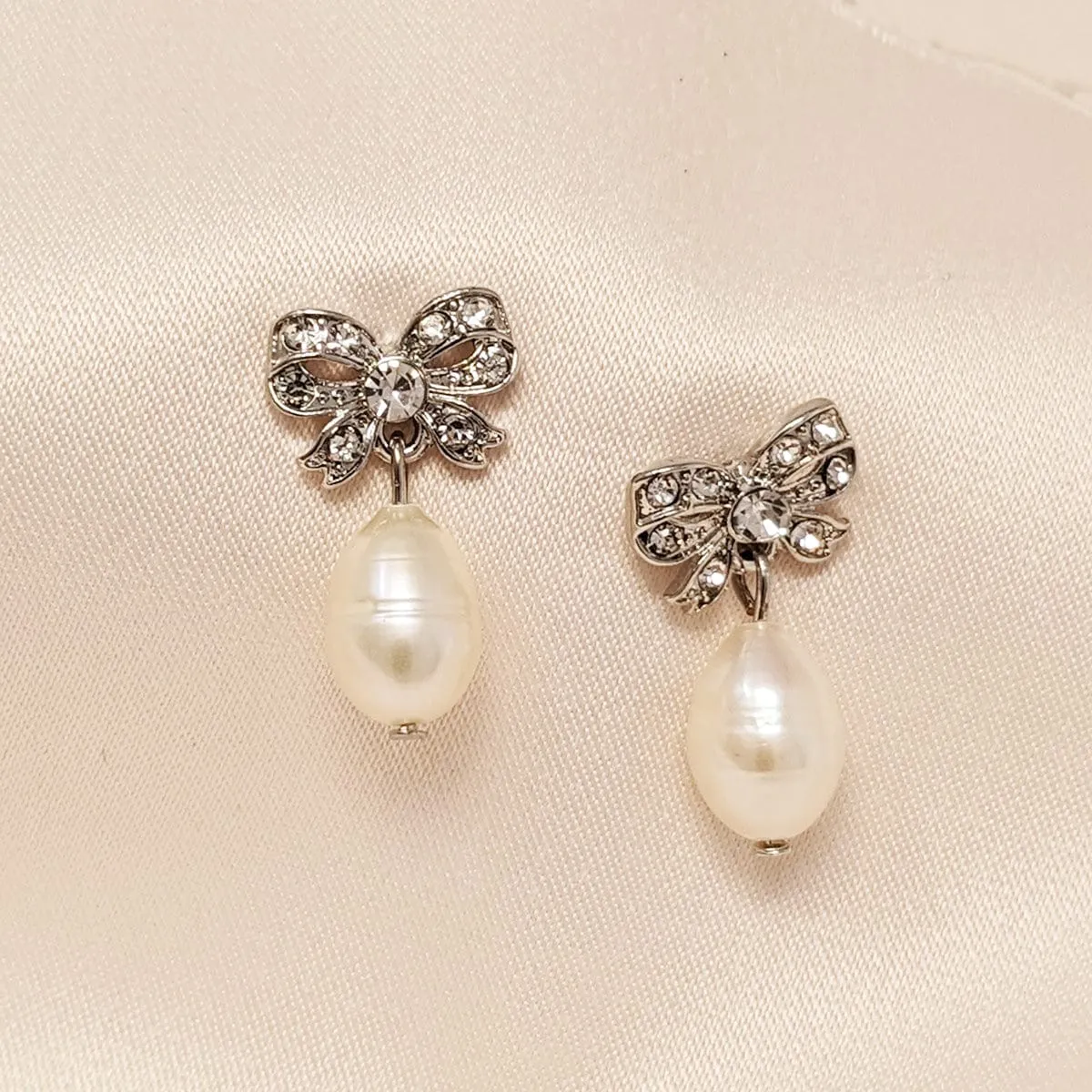 Freshwater pearl bow earrings : Vintage bow earrings