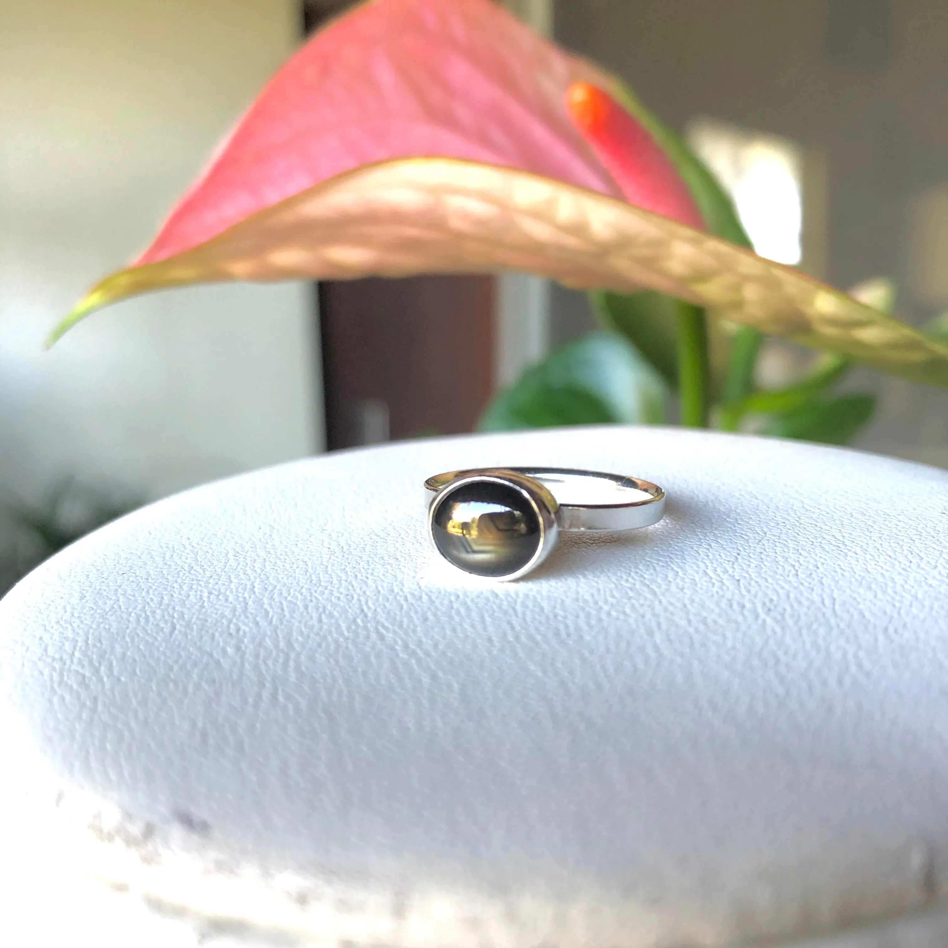 Little oval stacking ring with black/brown sapphire