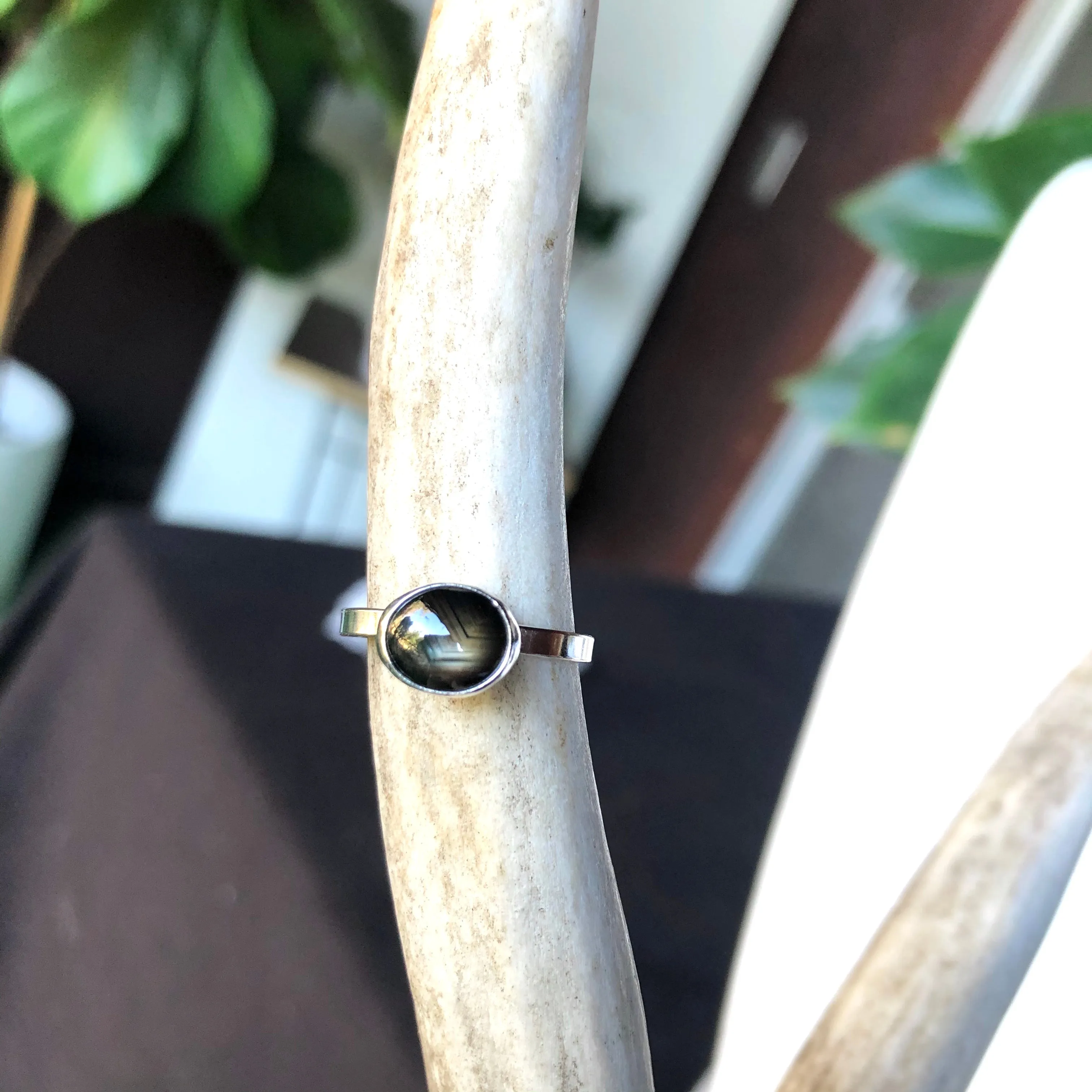 Little oval stacking ring with black/brown sapphire