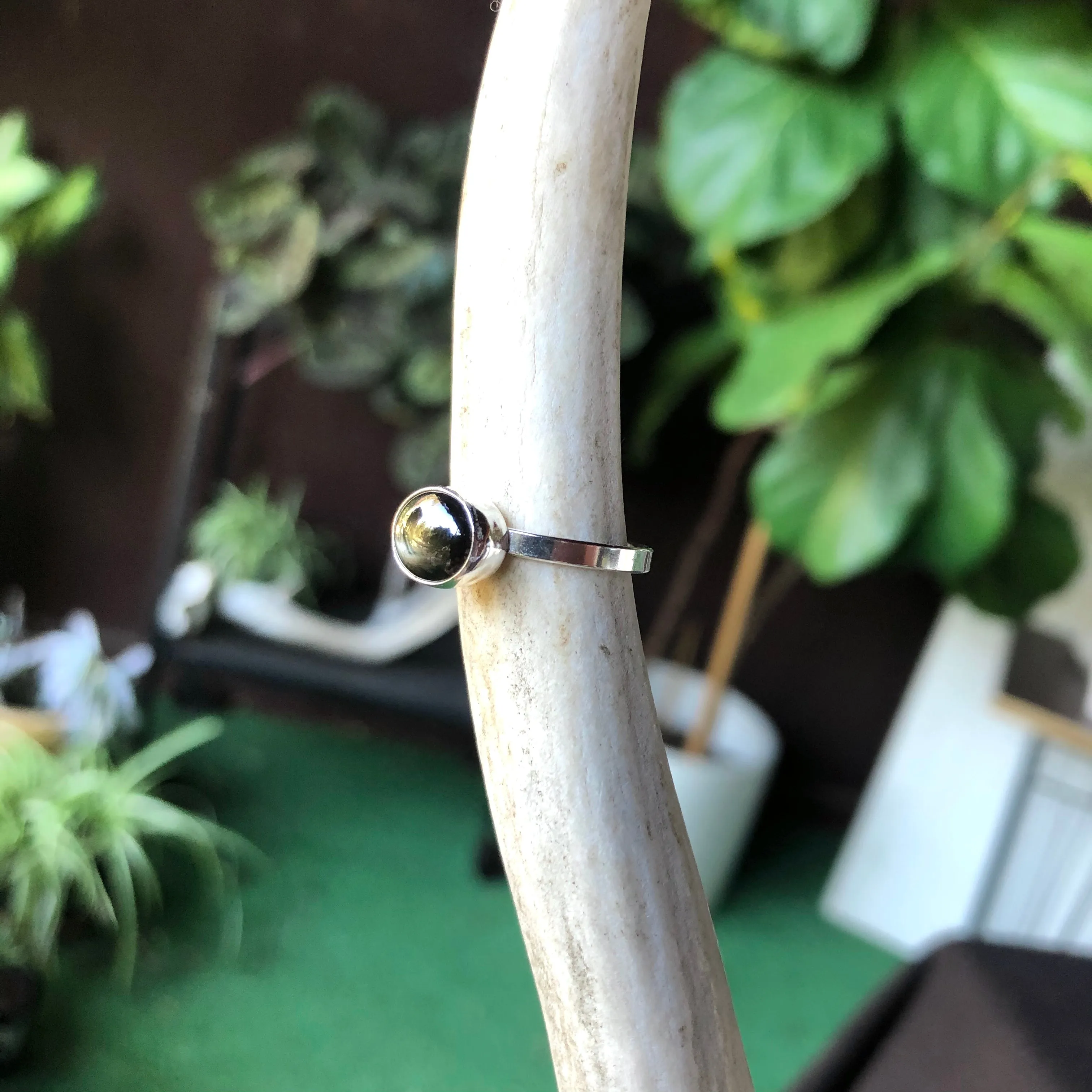 Little oval stacking ring with black/brown sapphire